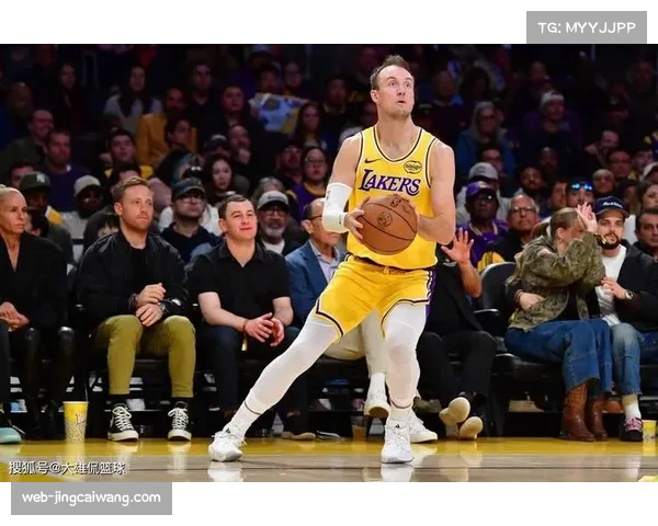 肯纳德湖人首秀得10分 詹姆斯称赞其组织能力出色